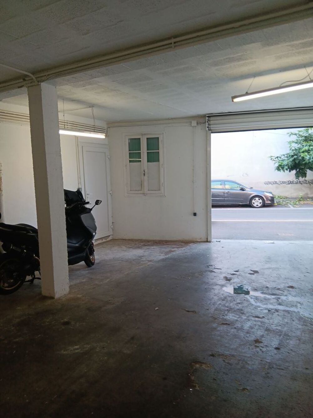 Location Parking/Garage local de 95 m², avec un wc et évier, Perpignan