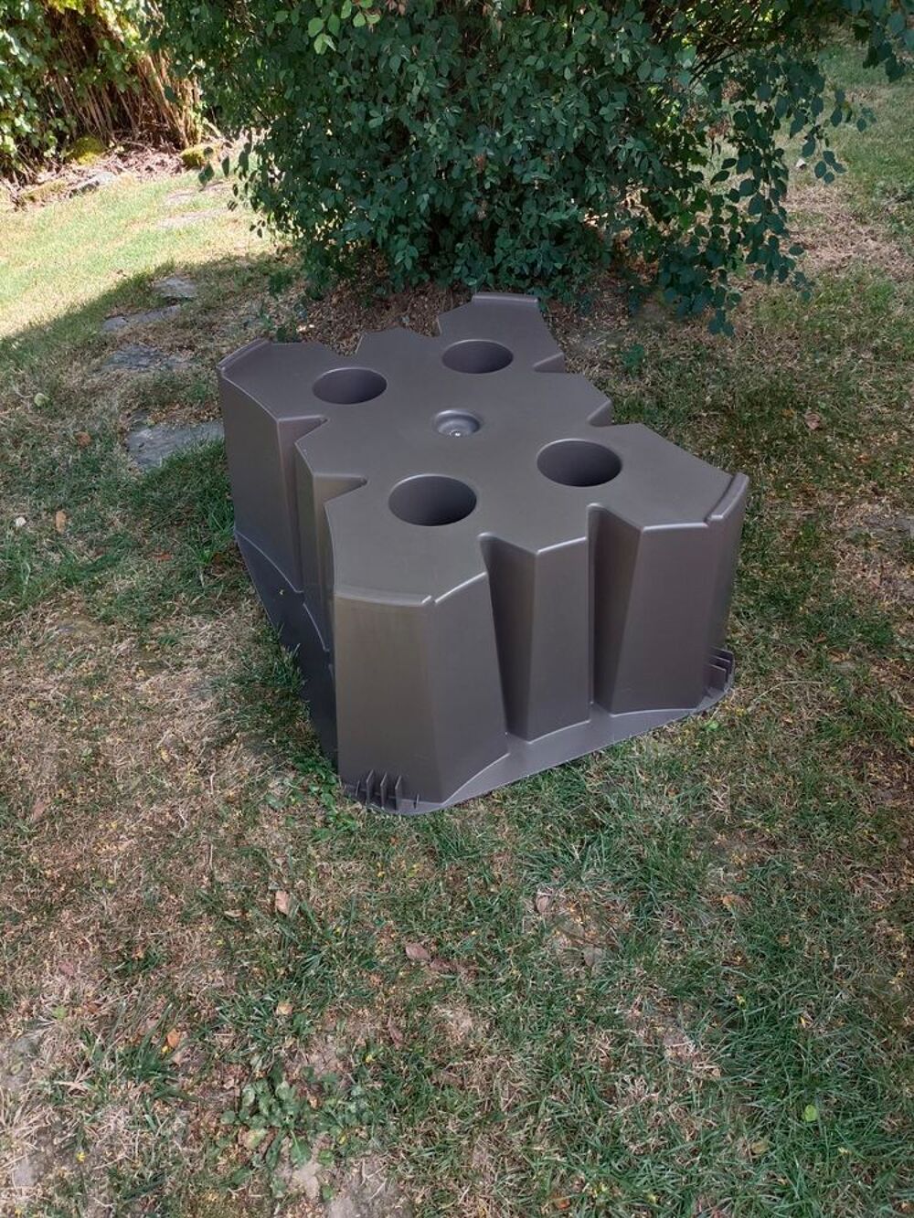 Socle (pied) pour r&eacute;cup&eacute;rateur eau de pluie, NEUF Jardin