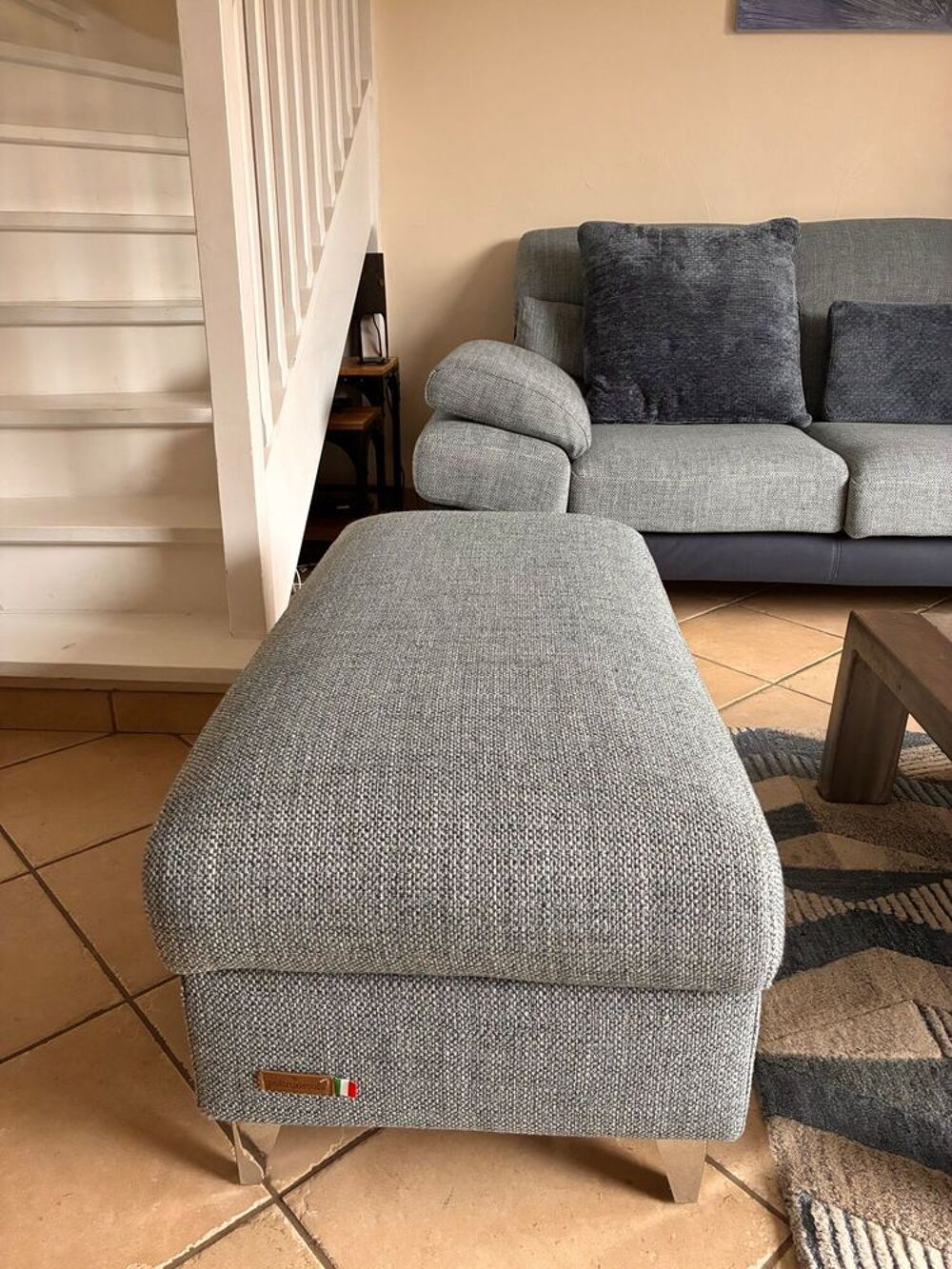 CANAPE 3 PLACES + POUF COFFRE Meubles