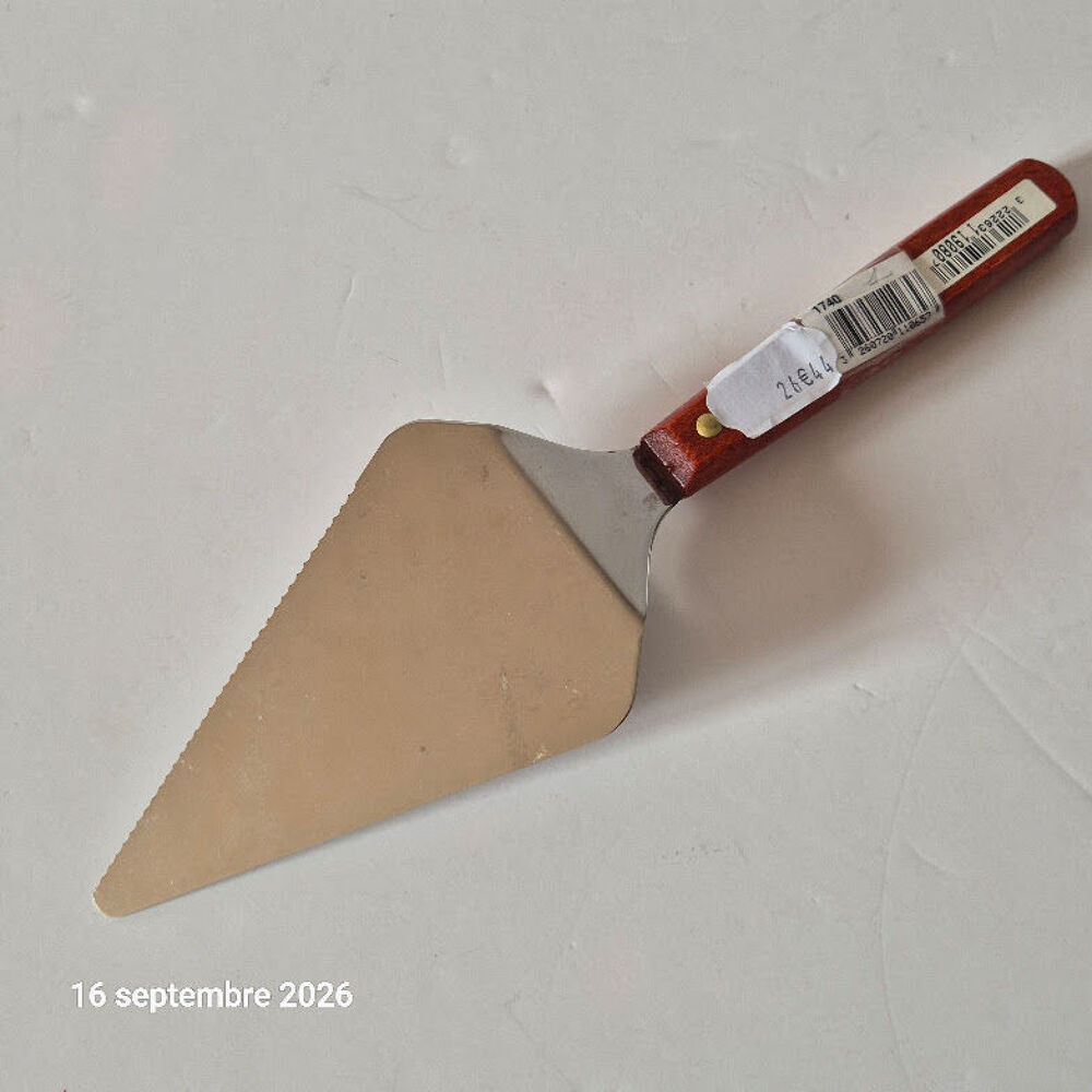 Pelle &agrave; tarte en m&eacute;tal et son manche en bois, made in France Décoration
