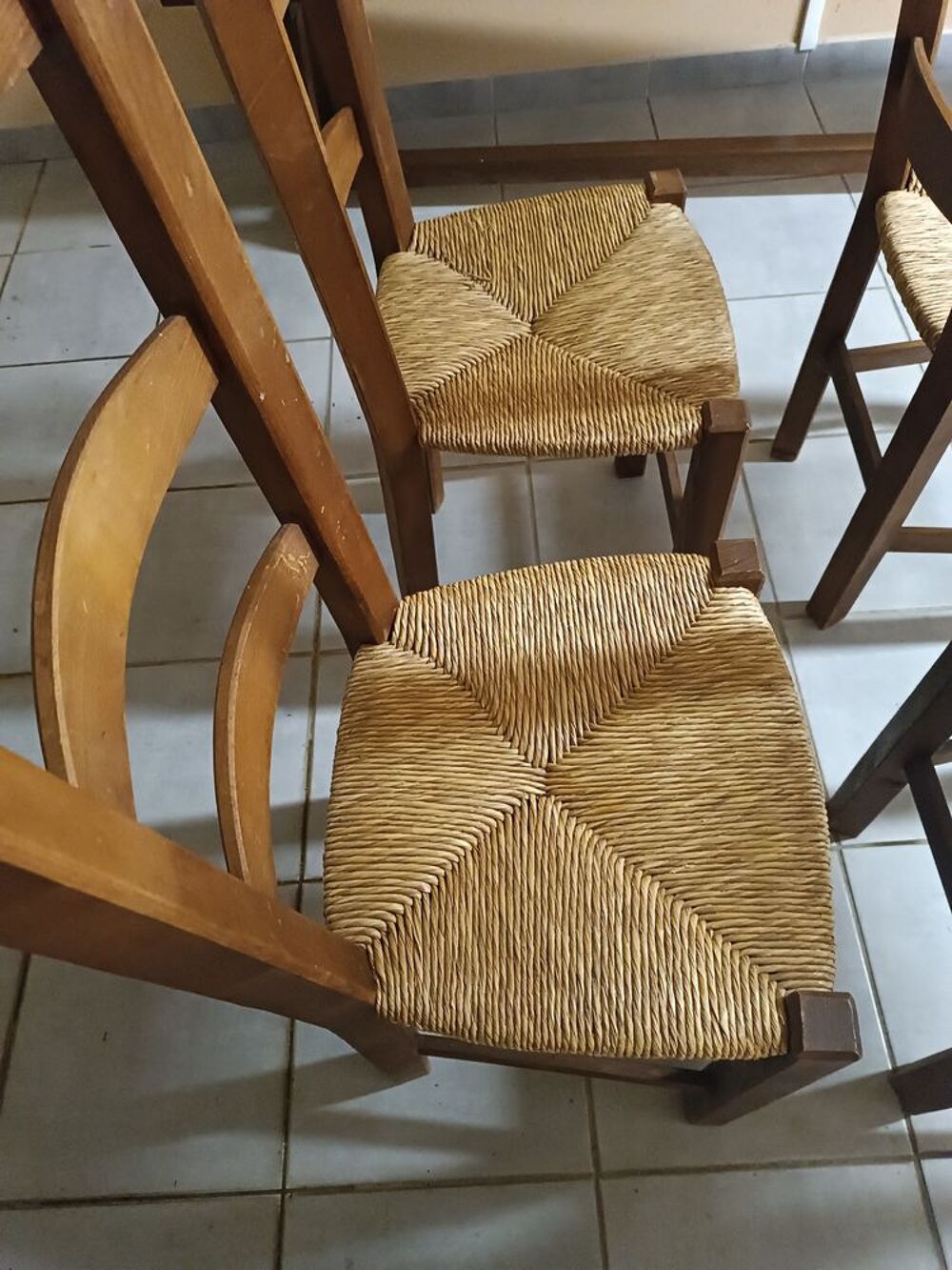 LOT DE 4 CHAISES EN BOIS MASSIF Meubles