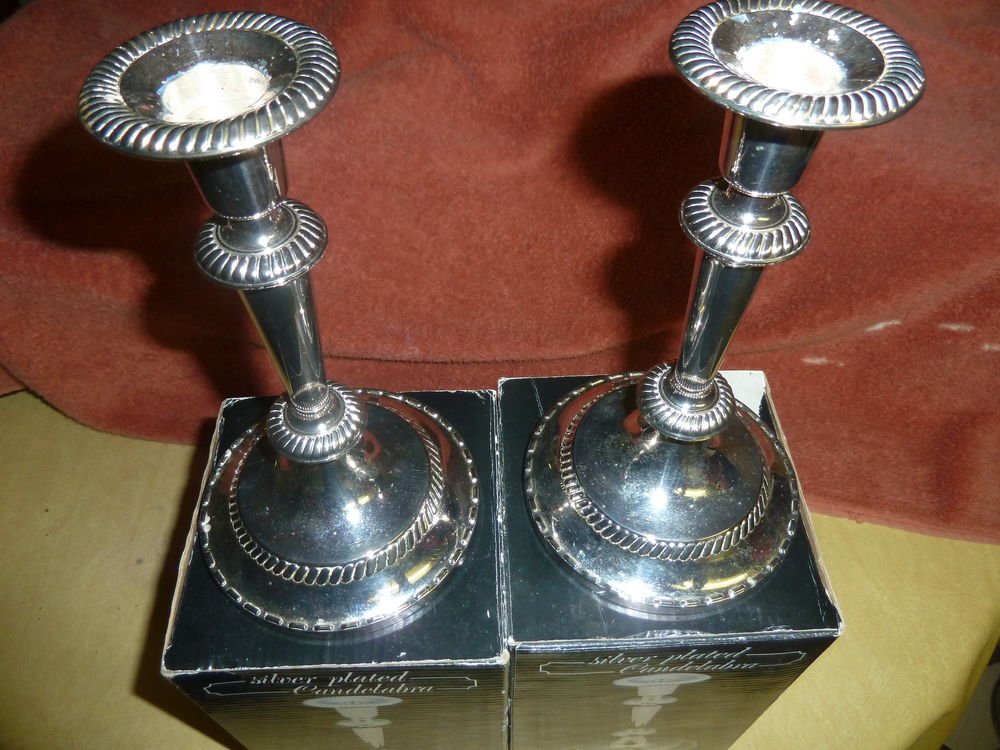 PAIRE DE BOUGEOIRS EN METAL ARGENTE Décoration