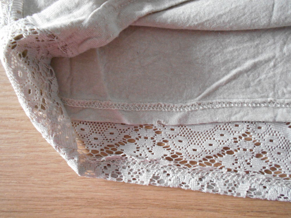 2 d&eacute;bardeurs beige dentelle devant Pinkie 34/XS parfait &eacute;tat Vêtements