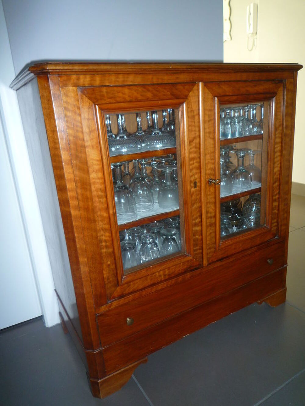 BUFFET VITRINE ANTIQUAIRE EN NOYER (RARE) Meubles