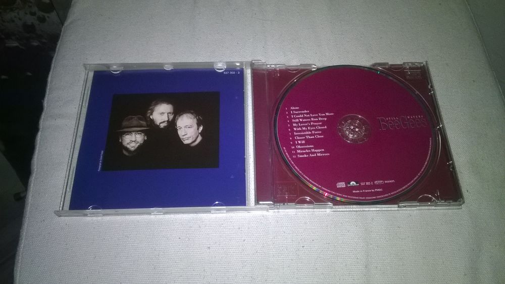 CD Bee Gees
Still Waters
1997
Excellent etat
Alone
I Sur CD et vinyles