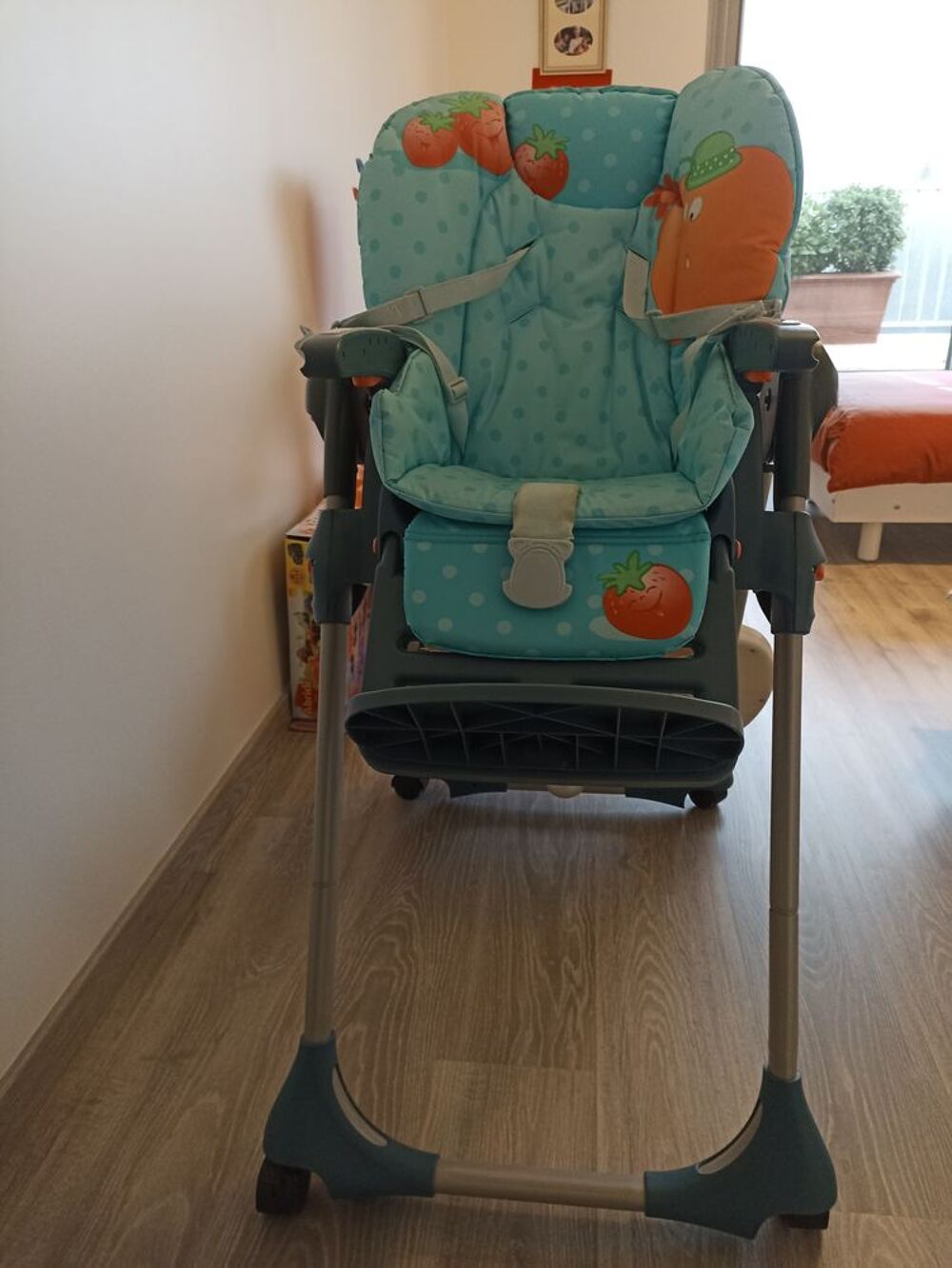 Chaise haute b&eacute;b&eacute; mod&egrave;le "Chicco" 
Puériculture