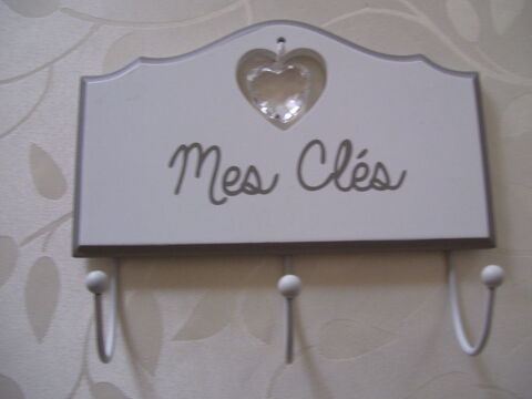 3  supports de clés ou porte Manteau en bois Blanc 
Neuf  5 Estrées-Saint-Denis (60)