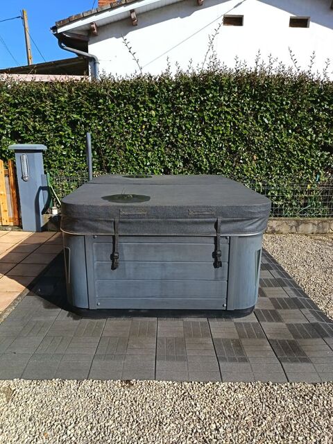 SPA 3 PLACES.  HAUT DE GAME . 8500 Rabastens (81)