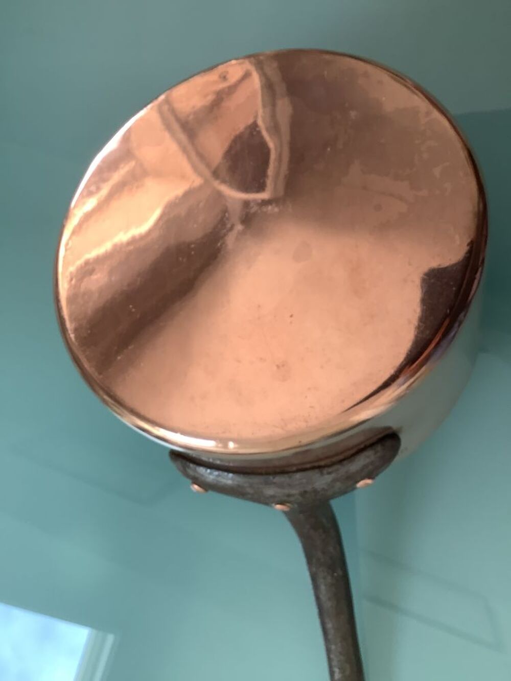 Lot de casseroles en cuivre avec barre en fer forg&eacute;. Décoration