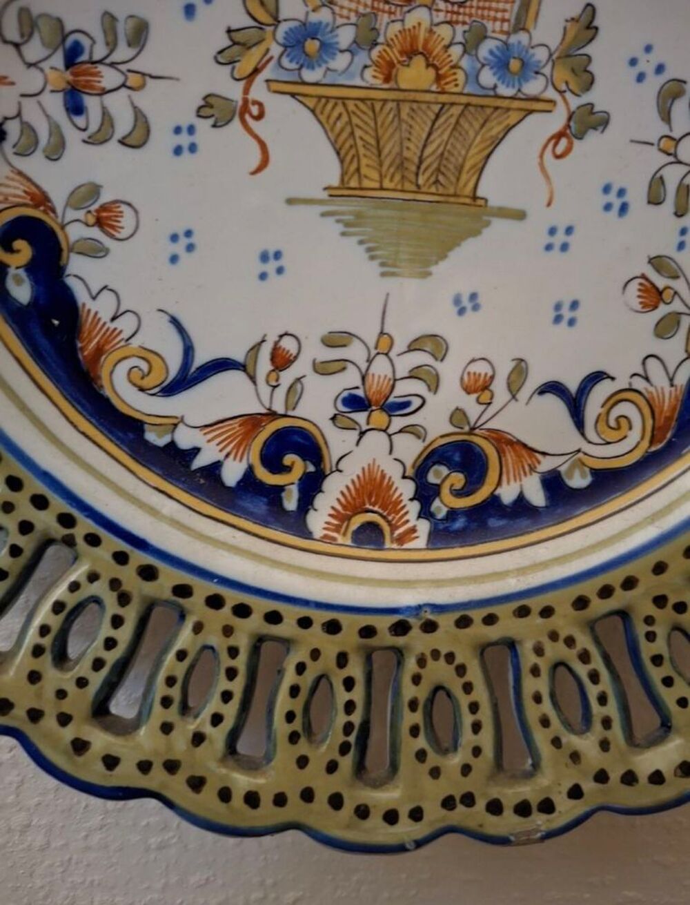 Assiette d&eacute;corative en fa&iuml;ence de Desvres , milieu 20e . Diam 25 cm D�coration