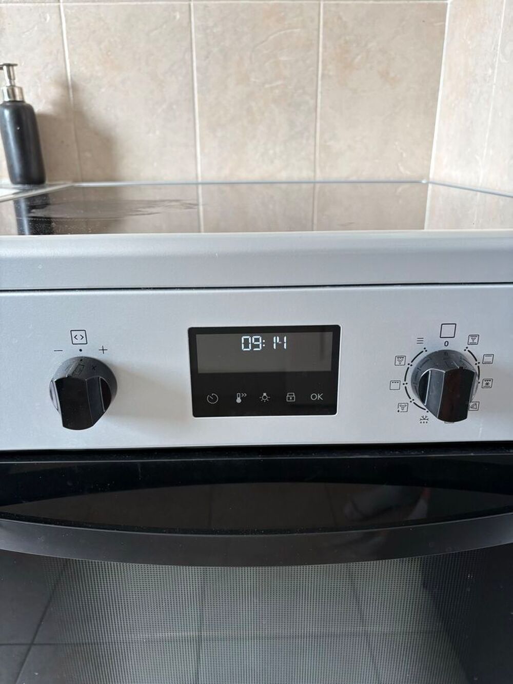 Cuisini&egrave;re FAURE induction 4 foyers + four pyrolyse Electroménager