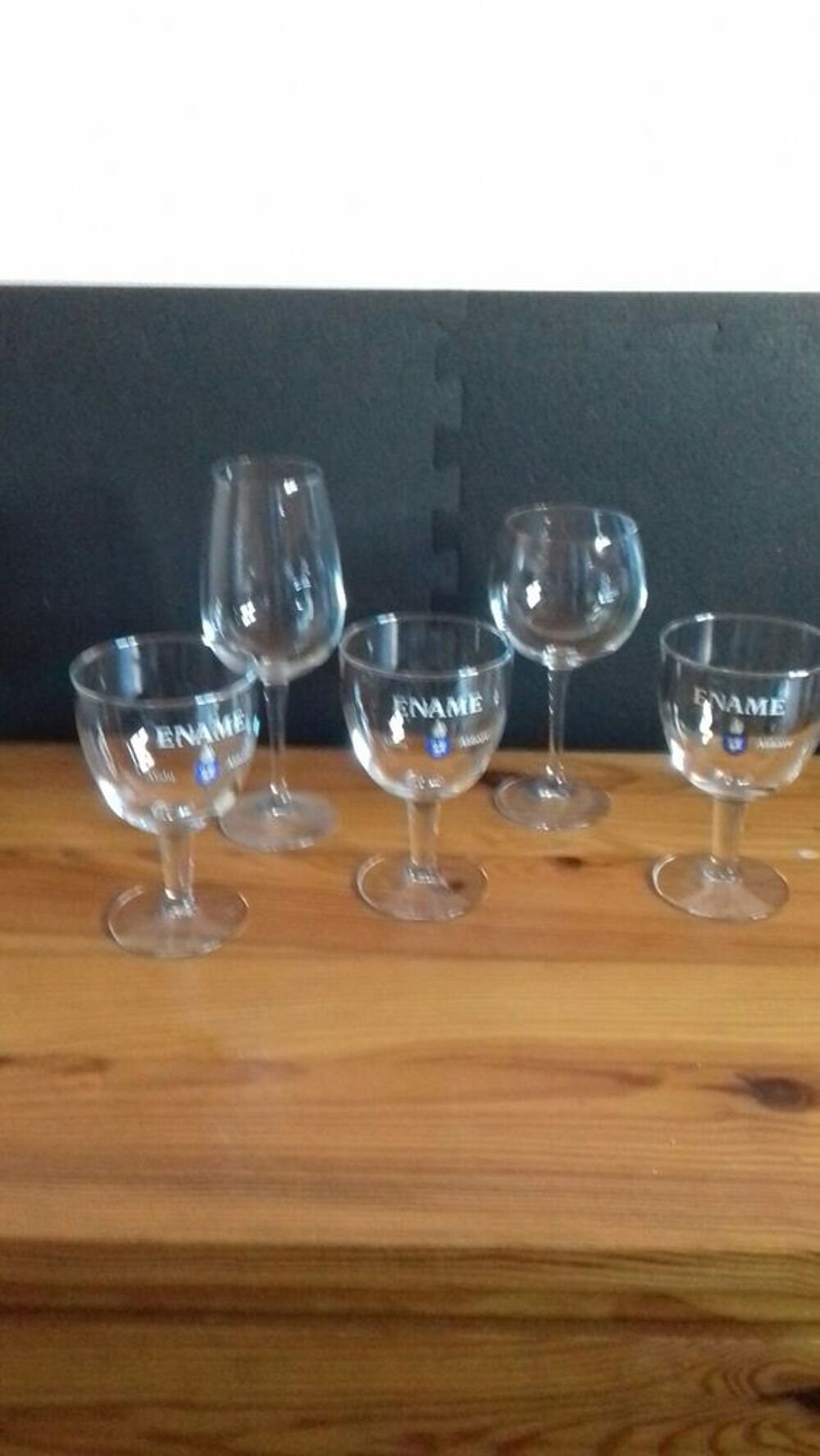 Lot de verres &agrave; pied. Décoration
