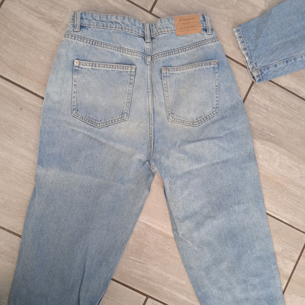 Jean trou&eacute; taille haute, T 38 marque pull &amp; Bear 100% coton Vêtements
