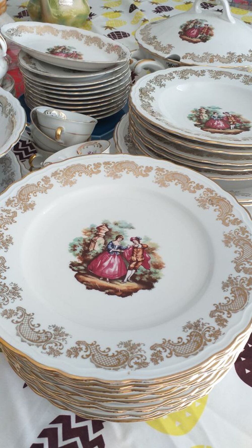 Magnifique service de table en porcelaine de luxe 