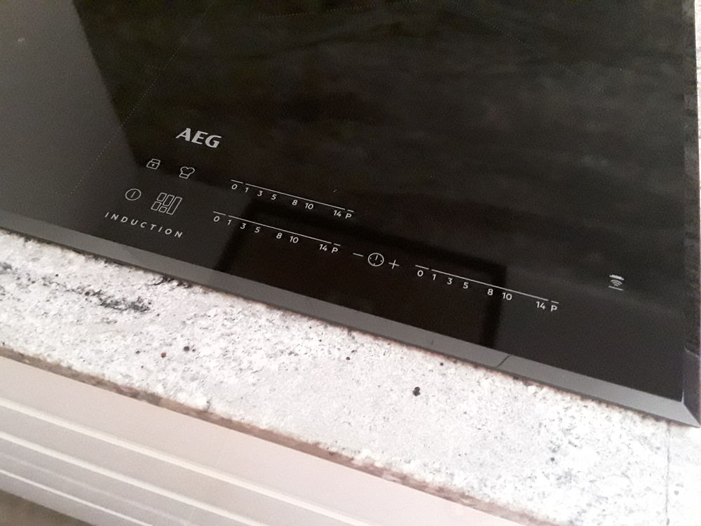 Plaque induction AEG IKE63471FB Electroménager