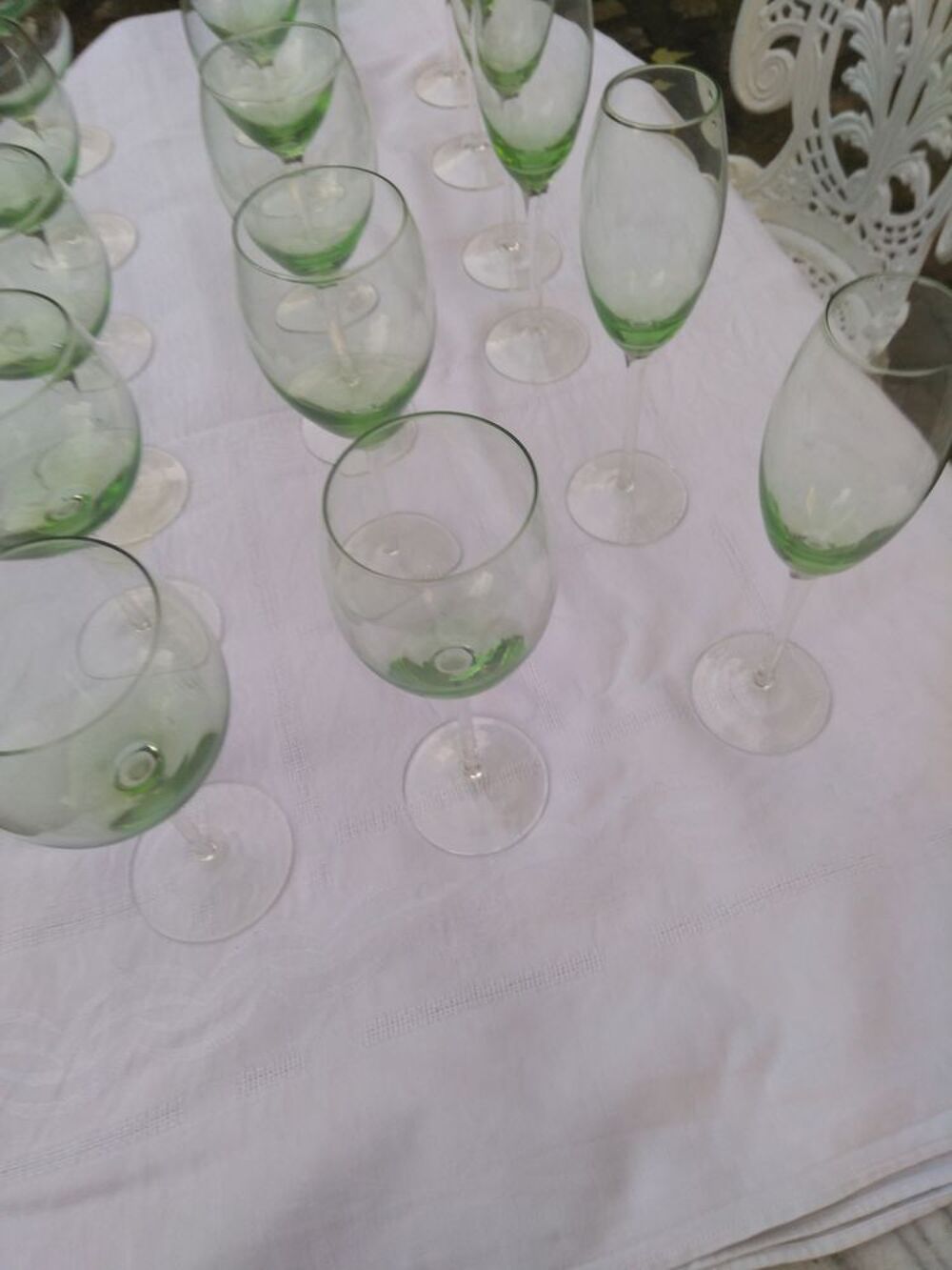 s&eacute;rie de 18 grands verres de couleur verte Décoration