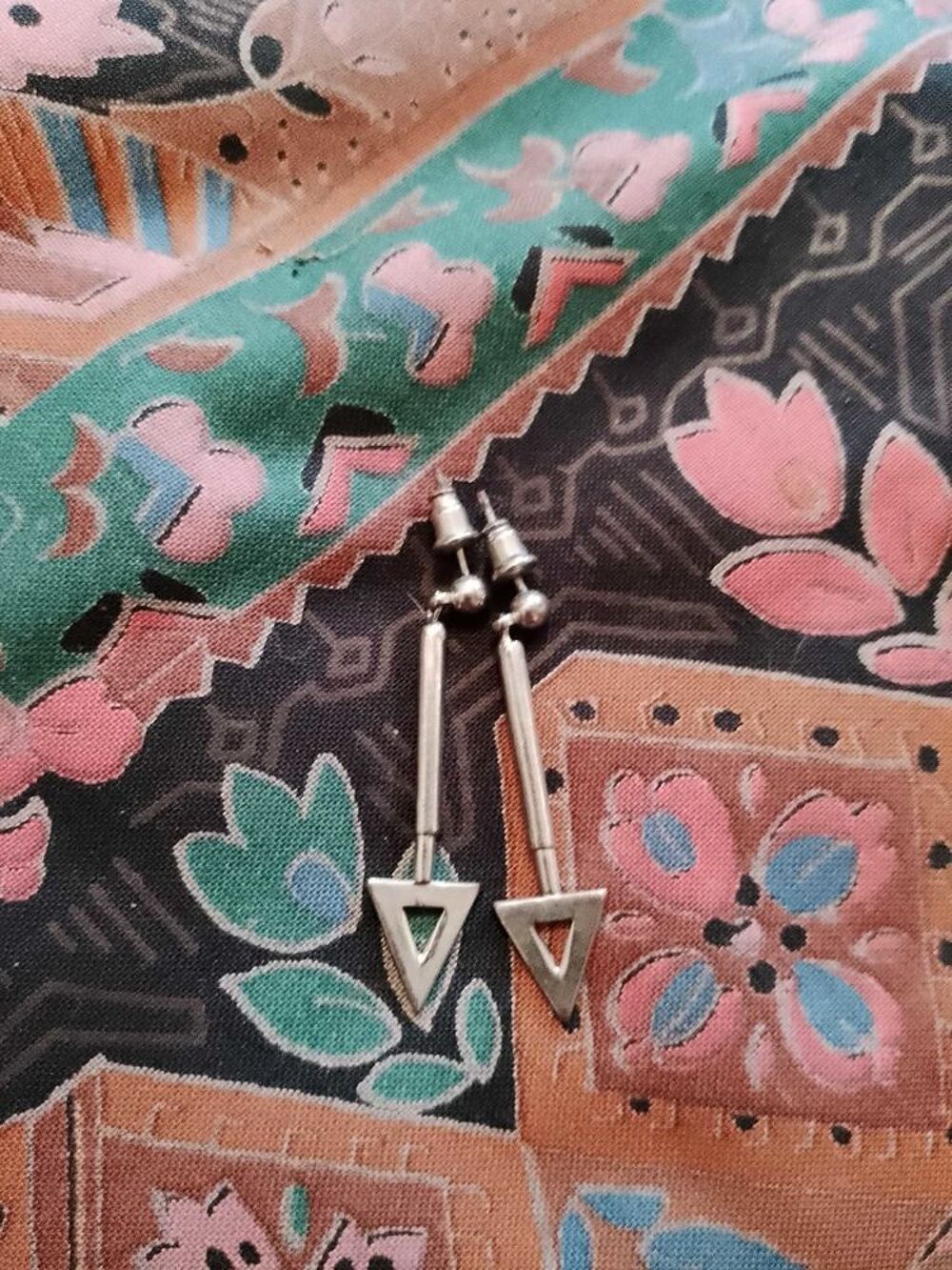 boucles d'oreilles fl&egrave;ches en m&eacute;tal argent&eacute;. Bijoux et montres