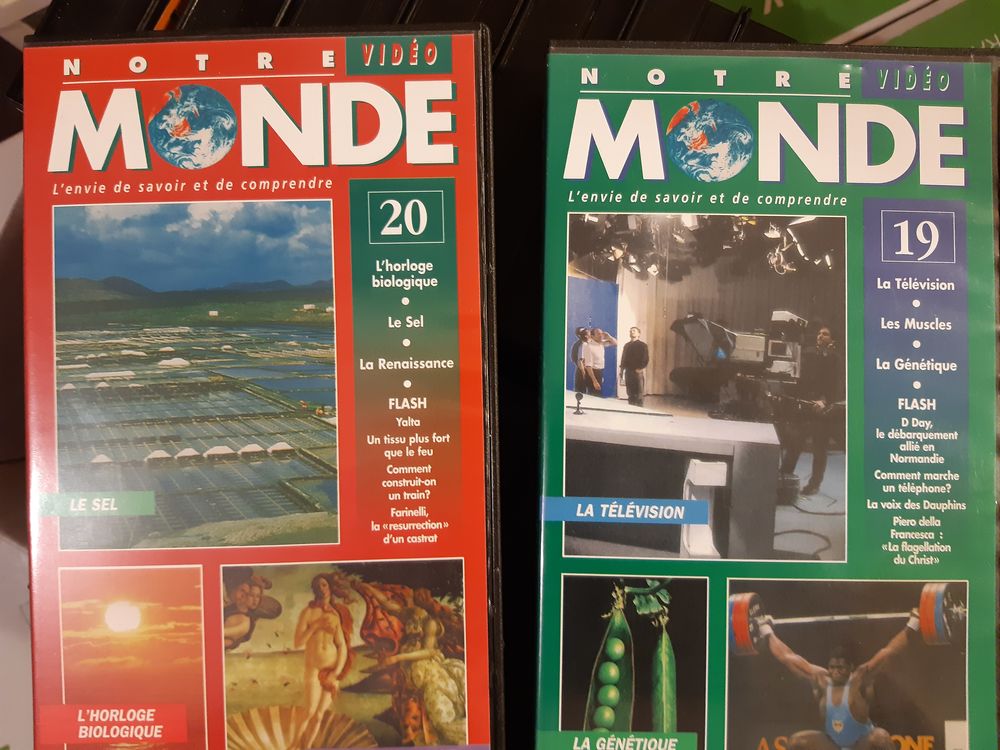 4 classeurs "NOTRE MONDE" Livres et BD