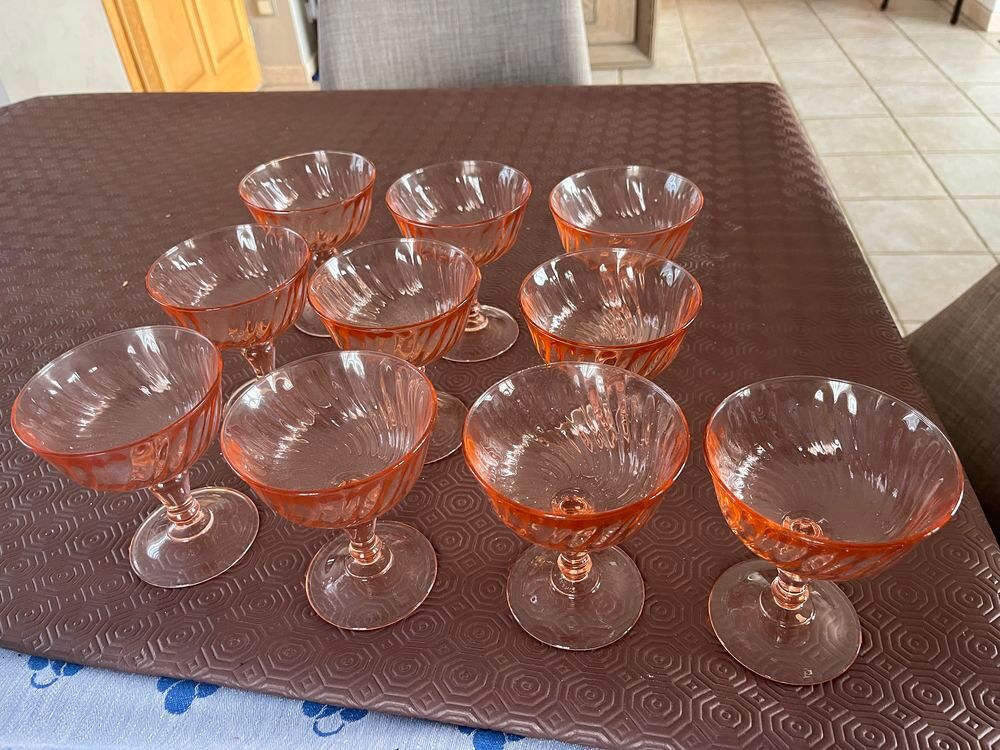 1 lot de 10 coupes &agrave; champagne en verre torsad&eacute; ros&eacute; Cuisine