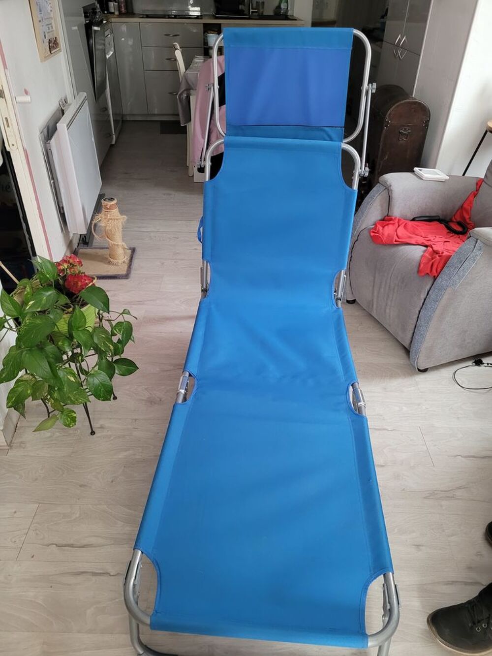 CHAISE LONGUE PLIANTE bleue avec prot&egrave;ge soleil Meubles