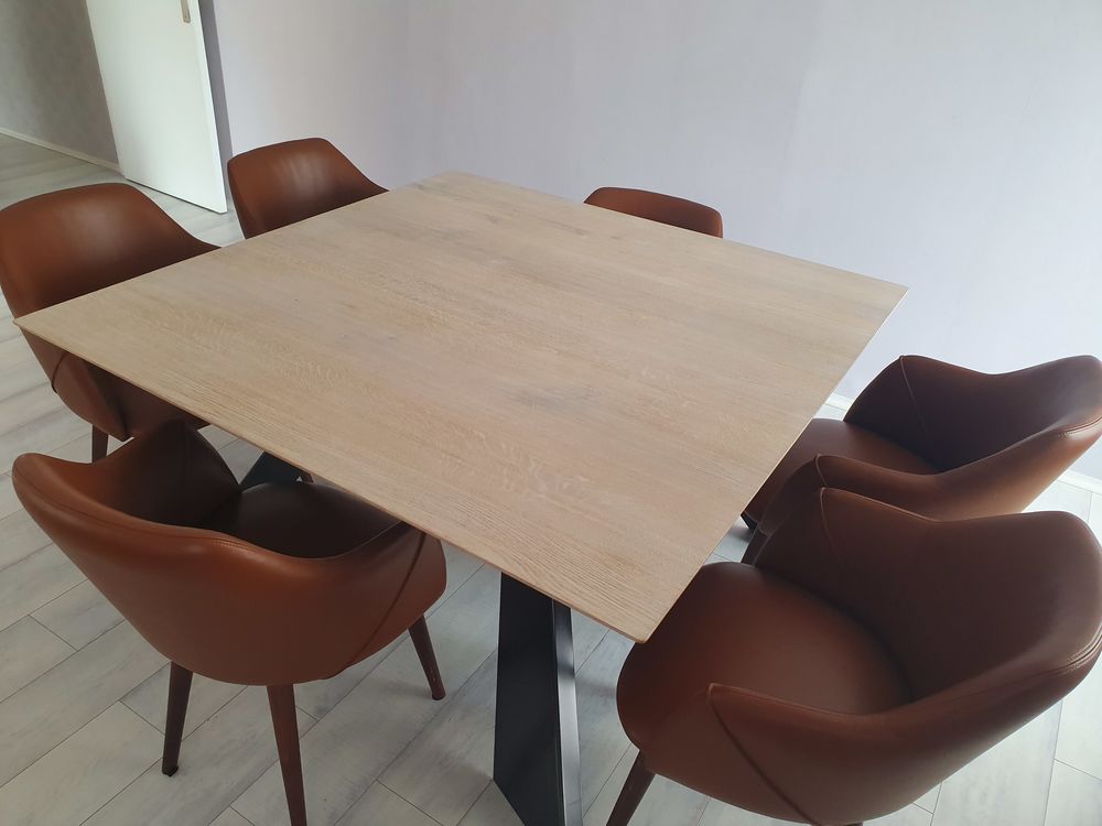 Table 4 pieds carr&eacute; 140 x 140 + 8 fauteuils cuir Made Meubles