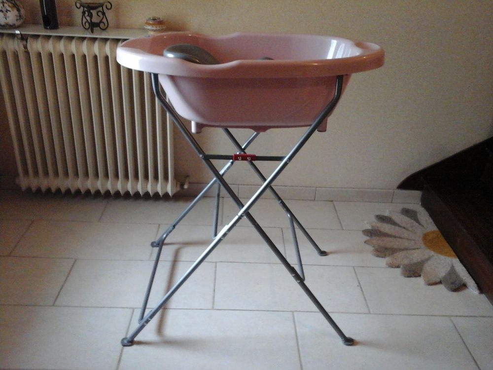 
baignoire rose avec si&egrave;ge nouveau n&eacute; Puériculture