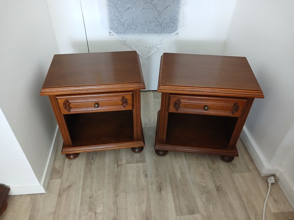 deux tables de nuit Meubles