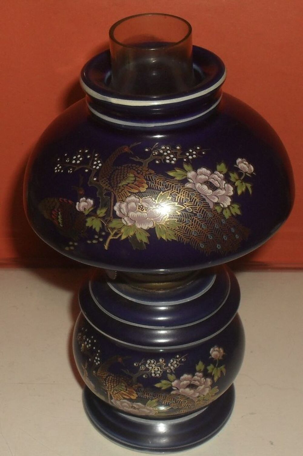 Tr&egrave;s jolie et originale Lampe &agrave; p&eacute;trole ancienne. Décoration