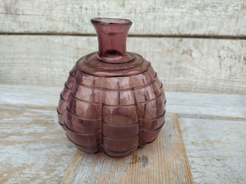 Vase D&eacute;but XX&egrave;me Verre Souffl&eacute; Bulbeux Couleur Lie de Vin 
