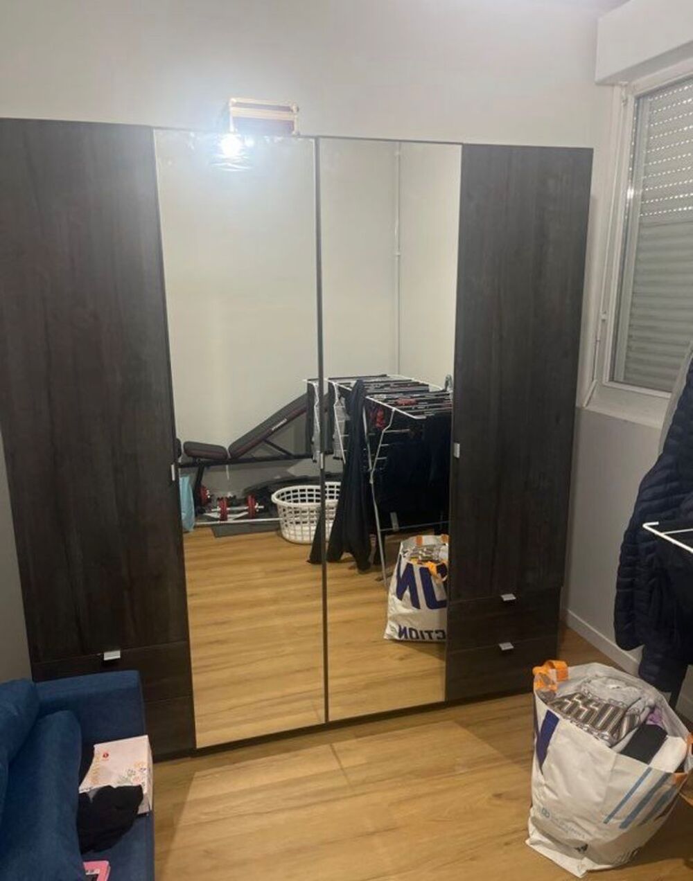 Armoire en bois avec des portes miroir Meubles
