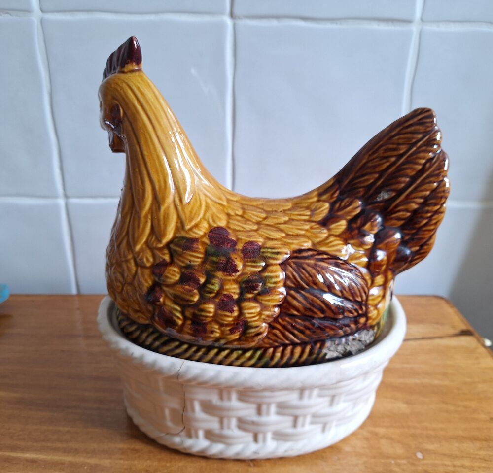 Ancienne terrine d&eacute;corative en barbotine poule sur son nid Cuisine