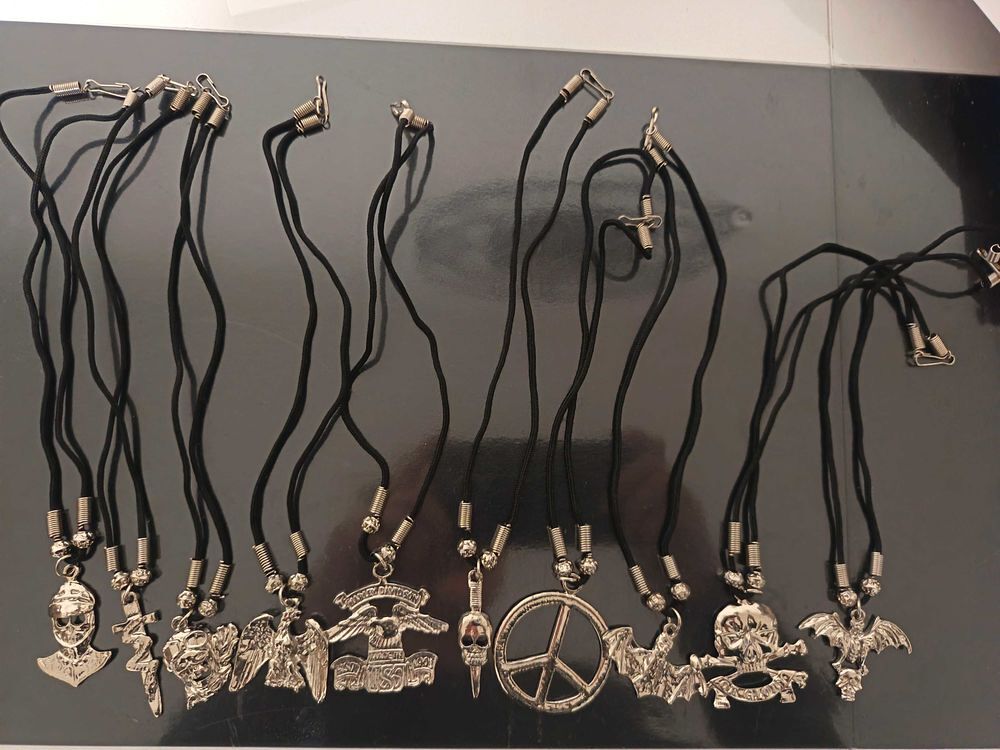 Lot de 10 colliers rock gothique argent&eacute;s avec cordons noirs €" t&ecirc;tes de mort, dragon, peace and love 