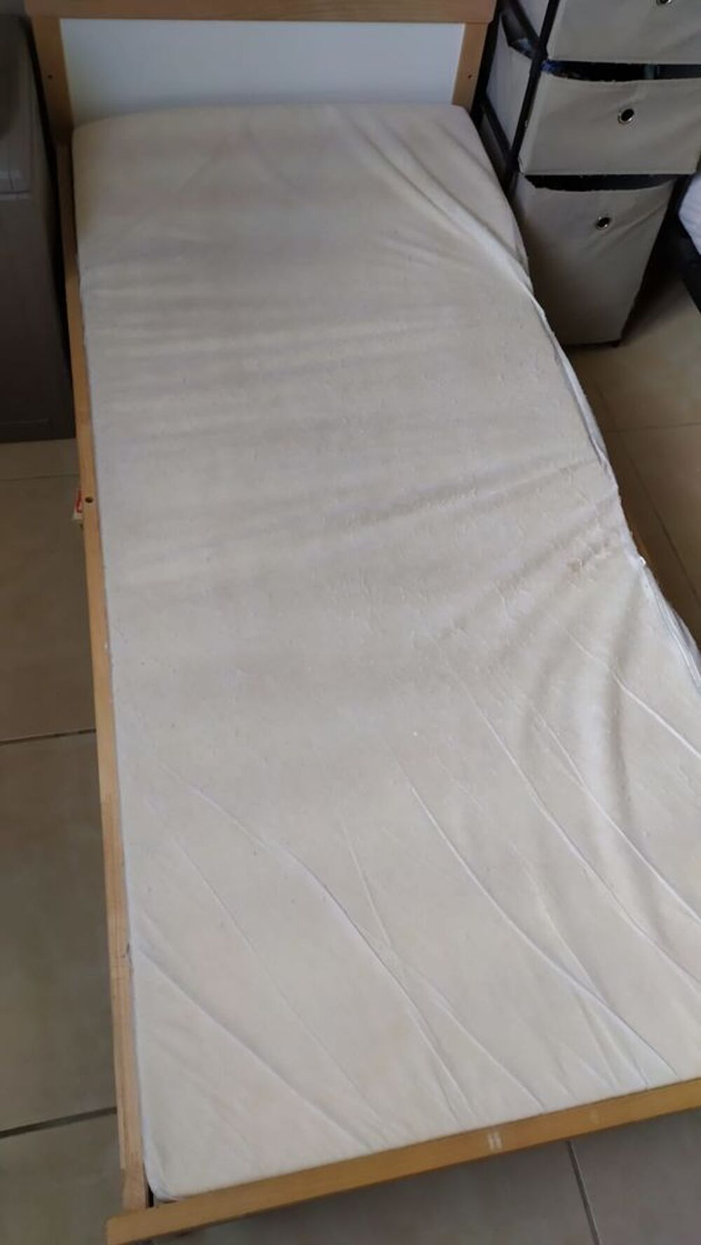 Lit enfant en bois de chez Ikea, avec son matelas 70 x 160. Meubles