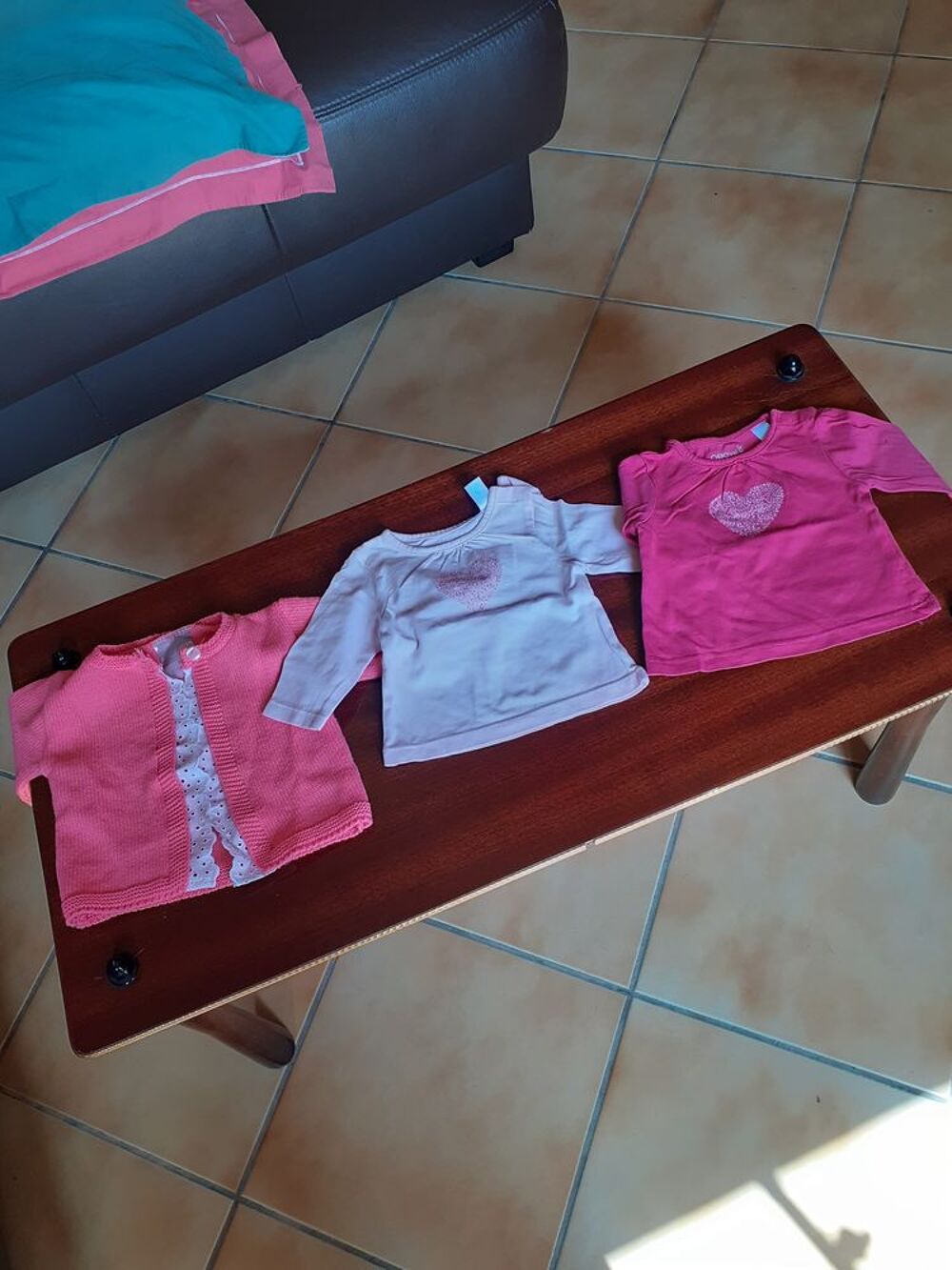 Un gilet et 2 tee-shirts fille 1 mois V�tements enfants