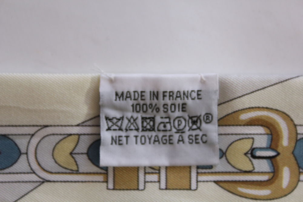 HERMES Twilly Harnais de c?ur
cr&egrave;me, bleu jeans, vert amande Vêtements
