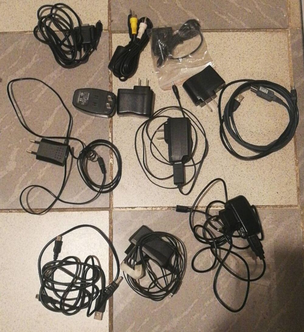 Divers c&acirc;bles USB , chargeurs adaptateur universel Téléphones et tablettes