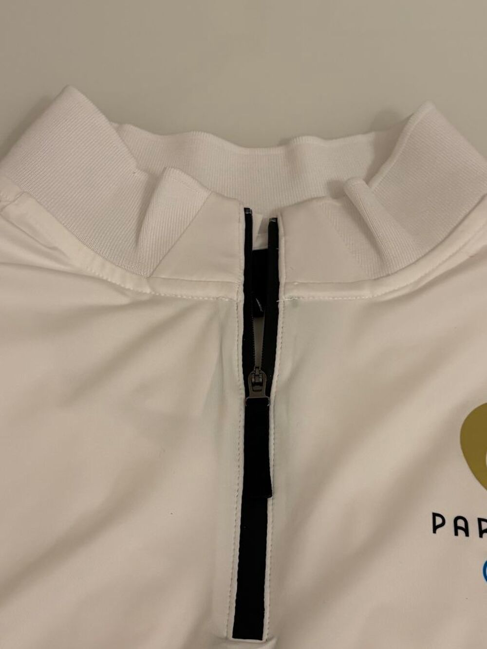 T-shirt officiel des JO Paris 2024.Col Montant Vêtements