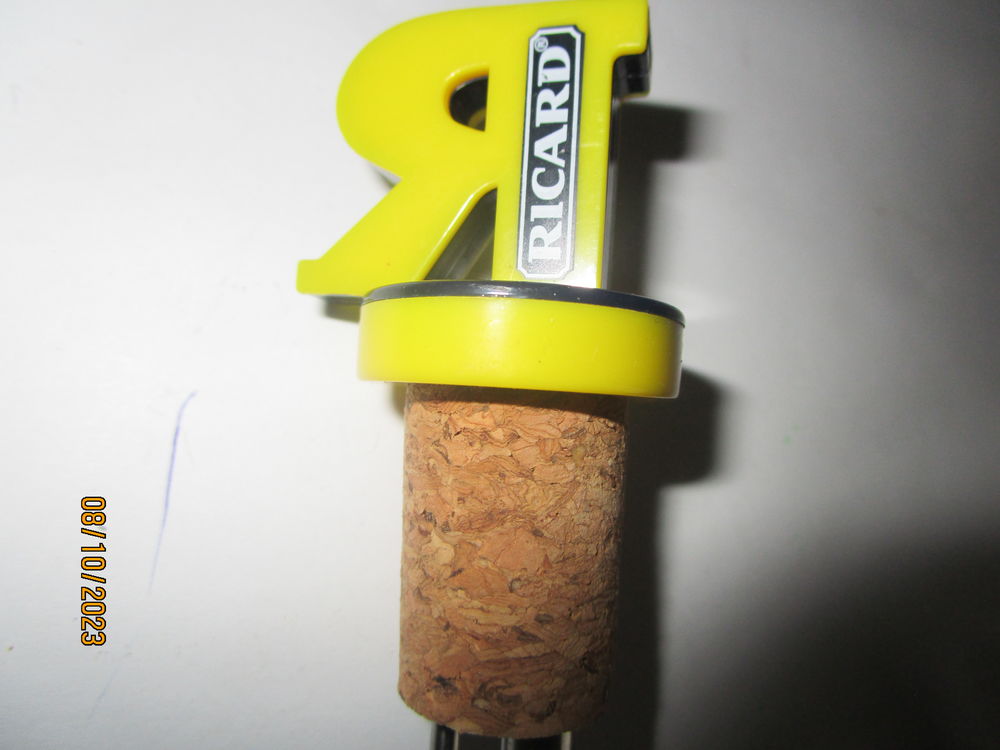 trois bouchons de bouteille de la marque RICARD, 