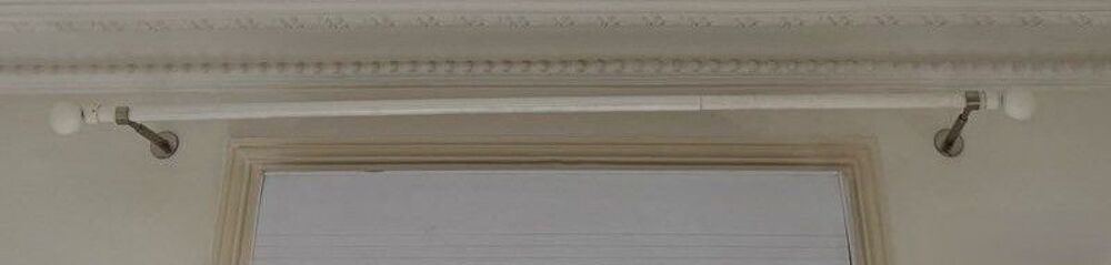 Lot de 2 tringles &agrave; rideaux blanche avec supports Décoration