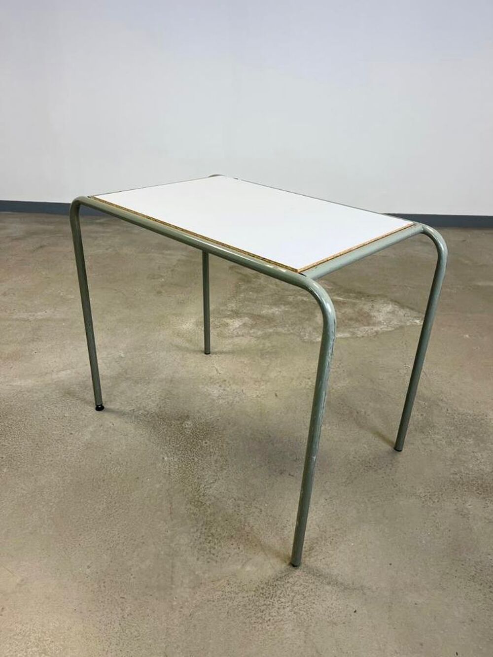 En lot ou &agrave; l'unit&eacute;, 200 tables Mullca LIVRAISON POSSIBLE Meubles