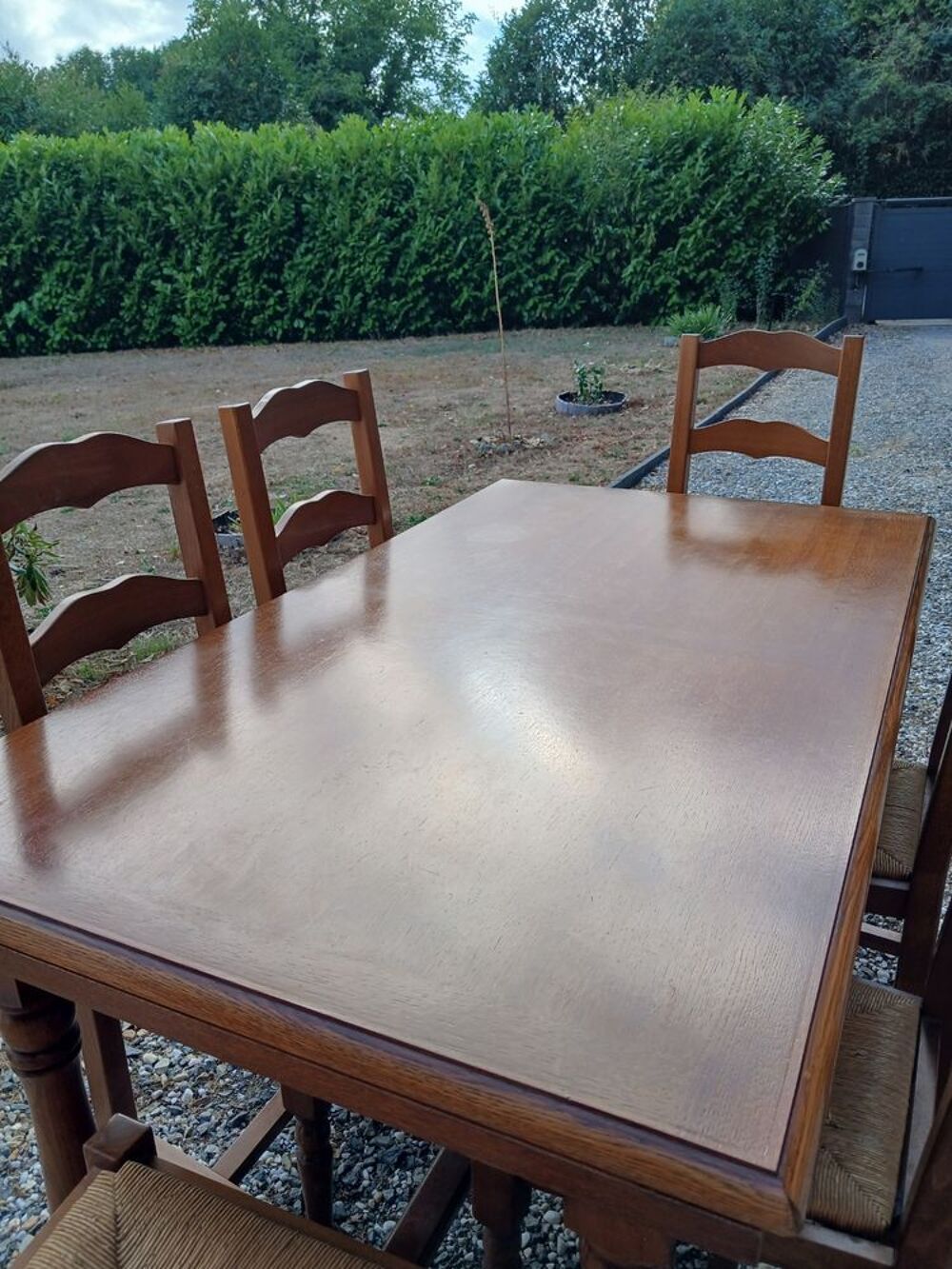 Tr&egrave;s belle table en ch&ecirc;ne massif. Meubles