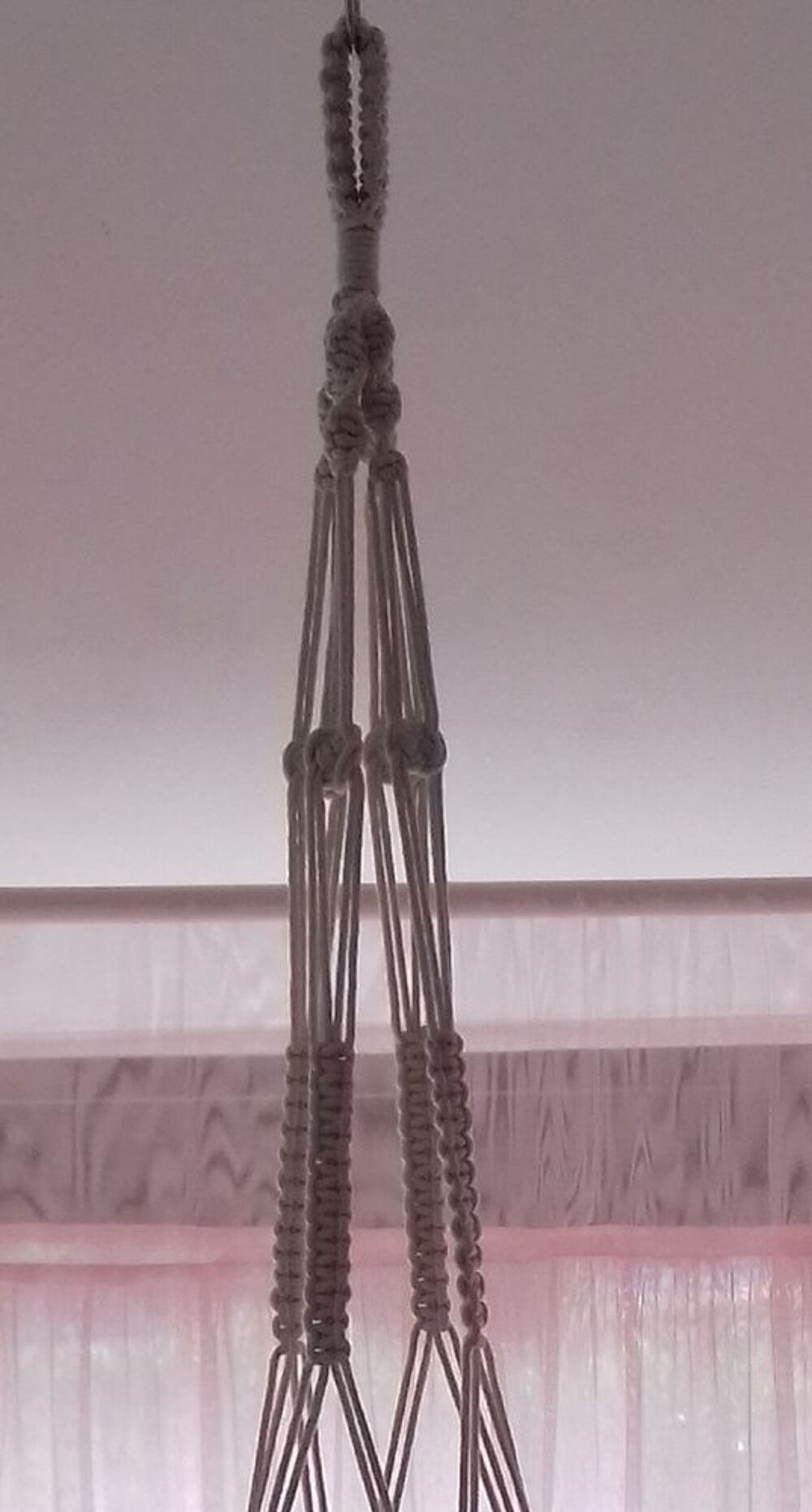 Suspension macramSuspension macram&eacute; et&eacute; et son pot fuschia - Décoration