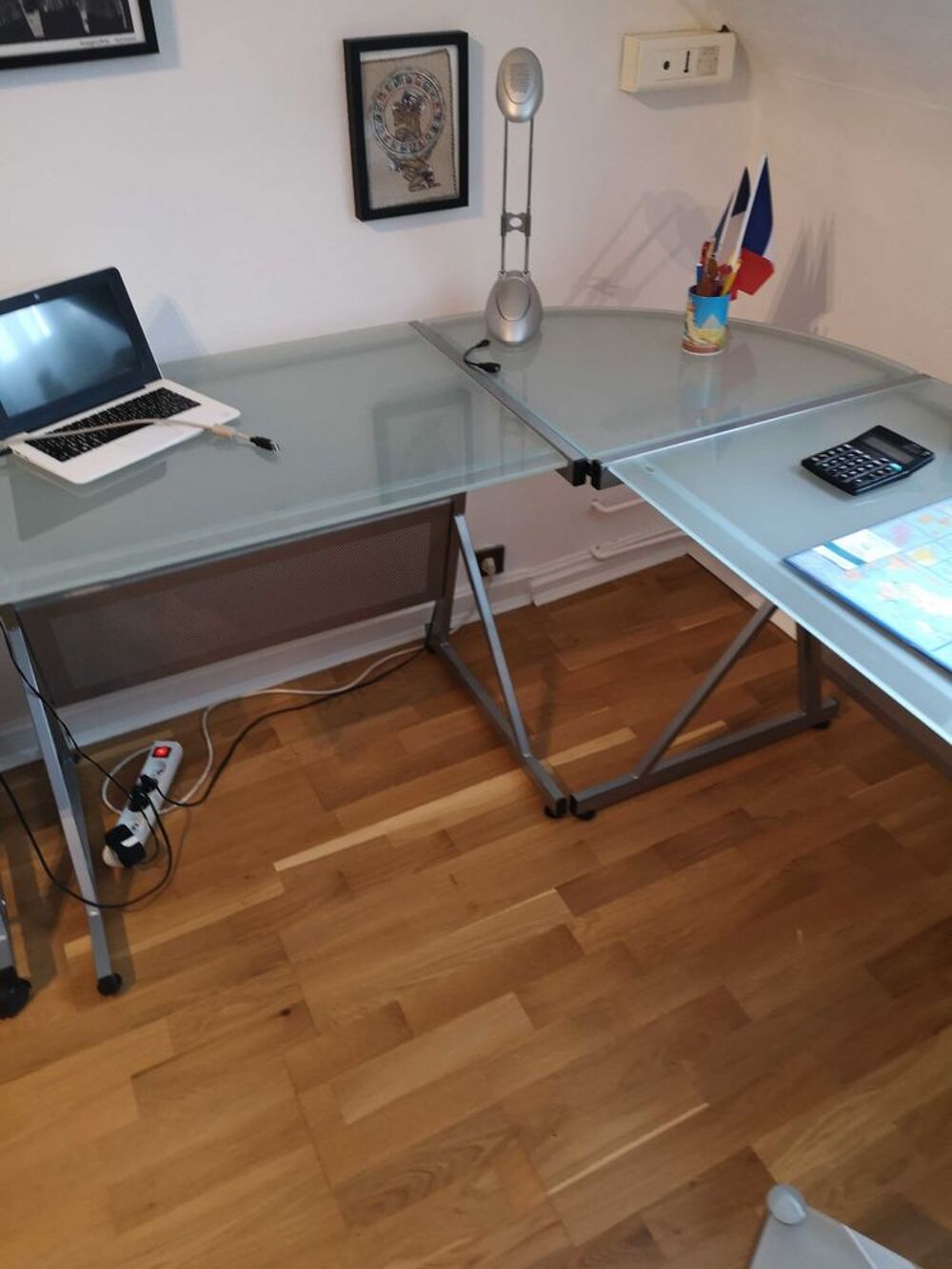 bureau d'angle modulable dessus en verre d&eacute;montable et modulable avec une table avec roulettes plus une petite table. Meubles