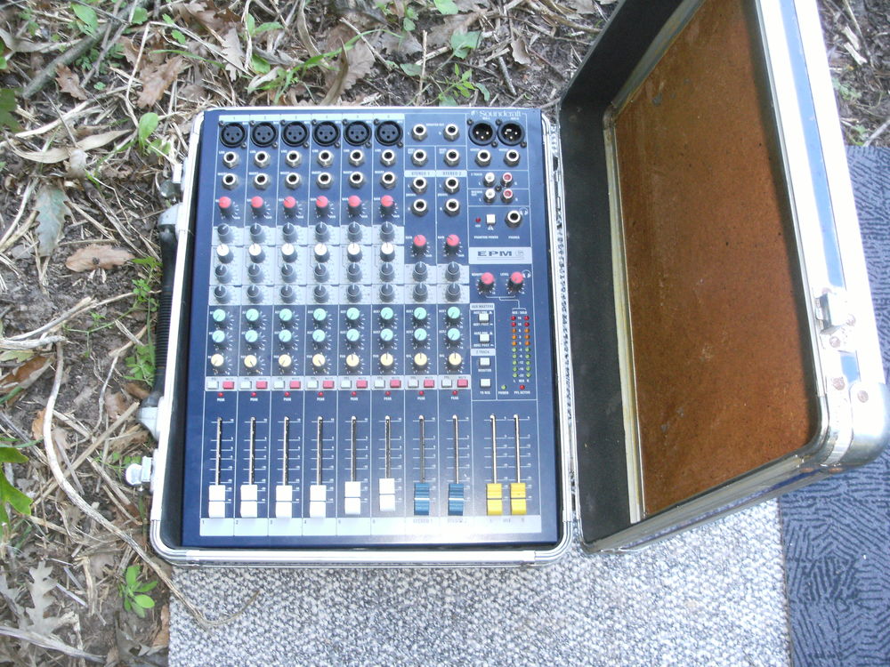 CONSOLE SOUNDCRAFT EM6 - AVEC SA VALISE/FLIGH Instruments de musique