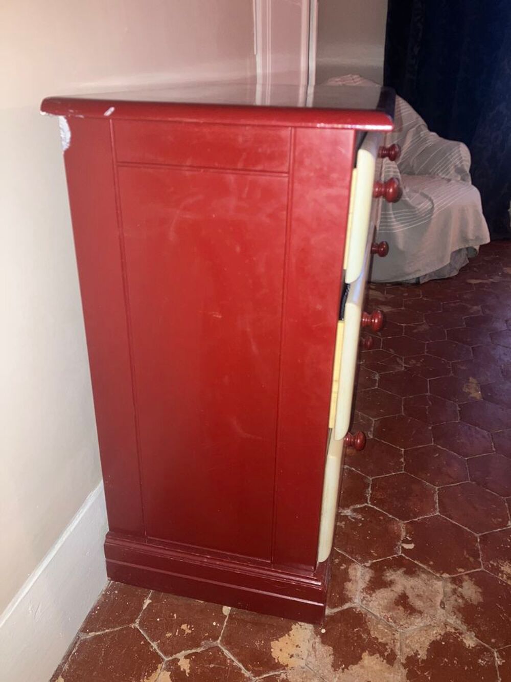 Commode bordeaux en bois Meubles