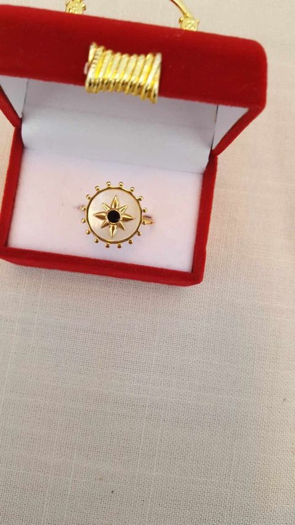  Bague, jonc Etoile Victorienne, collier c?ur nacr&eacute; or fin Bijoux et montres