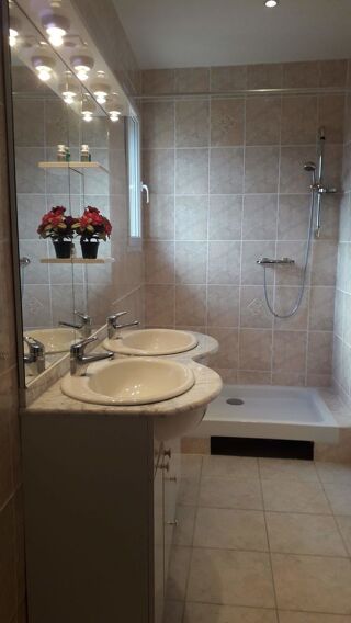  Maison à louer 8 pièces 210 m²