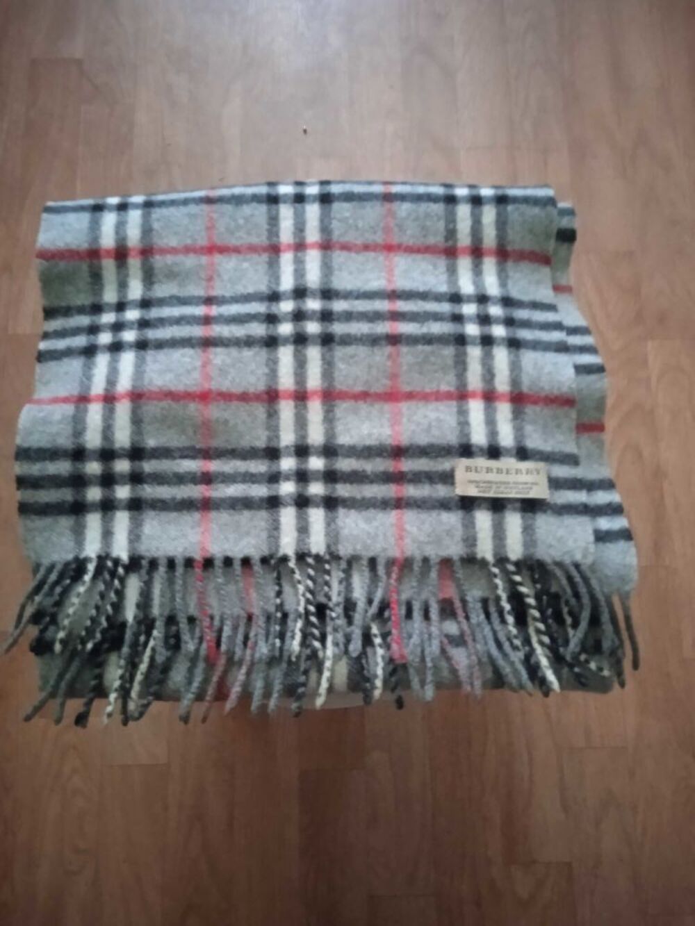 &eacute;charpe Burberry tr&egrave;s bon &eacute;tat.a d&eacute;battre Maroquinerie