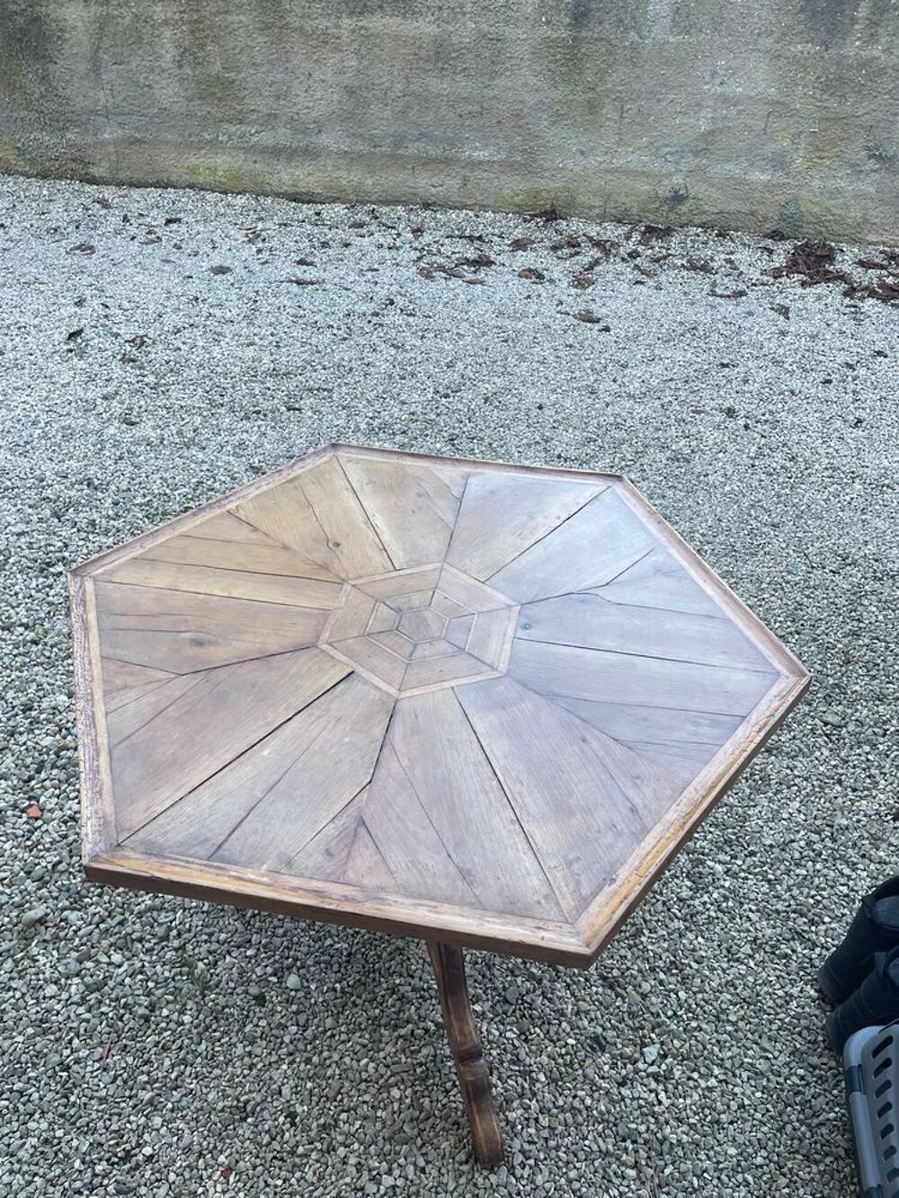 Table ancienne 6 c&ocirc;t&eacute;s Décoration