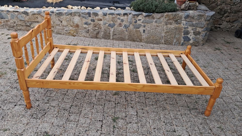 Lit avec table de chevet Meubles